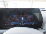 ◆インスツルメント・パネルのエレガントなデザインは、BMW特有の水平ラインで構成され、室内空間に端正な印象をもたらします。人間工学に基づいてレイアウトされた重要な操作系統は、直観的な操作が可能です◆