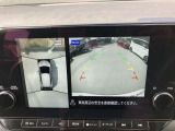 アラウンドビューモニターは4方のカメラで真上から車を見たようにモニターで確認ができる日産の自慢の装備です。前後センサーにより移動物検知、障害物検知をして画面に表示。是非実際の車で体感してみてください。