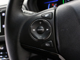 【ステアリングスイッチ】ハンドルにオーディオリモコンスイッチが装備されています。視点をそらすことなく、ボリューム調整・モード切替・放送局・曲飛ばしなどが可能です。