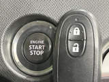 【キーレススタートシステム】カバンやポケットに入れたままでもドアの施錠・解錠が可能なスマートキーを装備。エンジンのオン・オフ時もカギを取り出す必要が無いからとっても便利です♪