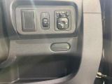 【電動格納ミラー】サイドミラーは電動格納式となっており、狭い駐車場でもキズがつくリスクを抑えられます。