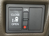 左側電動スライドドアは運転席からでも操作ができるように、ハンドル付近に開閉の操作スイッチが付いています。
