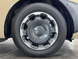 【純正ホイールキャップ】装備しております。クルマのオシャレは足もとから!外観にマッチしたデザインでビジュアルバッチリです。