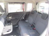 リヤシートも全車消毒済み。解放感ある快適空間!【ロールサンシェード】・【パーソナルテーブル】など装備も充実。