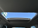 【ツインムーンルーフ】天井から太陽の穏やかな光や爽やかな風を取り込むことができる、トヨタの「サンルーフ」です!頭上のスイッチでムーンルーフを開閉することができます。