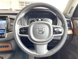 【純正革巻きステアリング】上質な革を使用することで、手にしっかり馴染むボルボのステアリング。高級感がありながら、とても運転しやすいのが特長です。