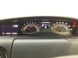 スピードメーターとタコメーターを大きく配した見やすいメーター部になっています。左側のインフォメーション画面でオドメーターや燃費などの情報を確認できます。