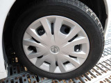装着タイヤはホイールカバー+スタッドレスタイヤです