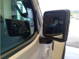 大きなサイドミラーにより後方の確認もしやすくなっています。