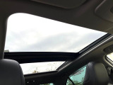 【パノラマムーンルーフ】大型のパノラマムーンルーフ搭載で車内の解放感が一気にアップ!開放的なドライブをお楽しみいただけます。