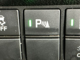 パーキングセンサーシステムは走行中に障害物が迫ると音と表示でお知らせ、低速走行時時の安心感を高めます