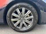フロントタイヤの写真です。純正アルミホイール仕様になっています。