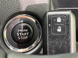 【キーレススタートシステム】カバンやポケットに入れたままでもドアの施錠・解錠が可能なスマートキーを装備。エンジンのオン・オフ時もカギを取り出す必要が無いからとっても便利です♪