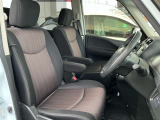 運転席シートは高さをラチェット式のレバーで変更することが可能です。ちょうどよいドライビングポジションで快適に運転していただけますね!!