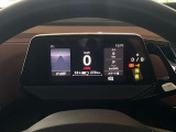 電気自動車ならではのシンプルなメーターとなっています。