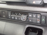 エアコンはオートエアコンでお好みの温度調整が出来、オールシーズン快適にドライブできます!フロントシートの座面に2段階調節のシートヒーターを内蔵。身体を直接温めることができます。