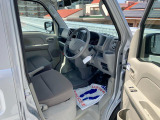 低めの乗降ステップ!体格に合わせて運転姿勢を取りやすくした運転席などこだわりのフロントシート!消毒済みなので安心!