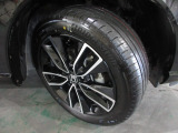 タイヤは ブリヂストン 2023年製がついています。そして足元を精悍に引き締めるホンダ純正△△インチアルミホイール、おしゃれは足元から、カッコイイですね!