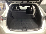 シートを倒せばラゲッジスペースも広々。BBQやゴルフなど様々な用途で活躍します。アクティブに動かれるお客様には強い味方です!