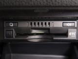 コンソール内一体型のビルトインETC装備!見た目の部分も良いですが、ETCカードの盗難防止になる設置箇所です!料金所の渋滞回避!時間帯・日によって料金の軽減を受けられます!ストレス知らずのドライブ!