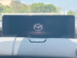 【12.3インチマツダコネクト】車内の雰囲気にマッチした大型ディスプレイ。スマホ接続でのナビ使用やBluetooth再生等、様々な機能が楽しめます。直感的なダイヤル操作が可能で、使い勝手も良好です。