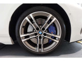 【BMWアロイホイール】軽量かつ強度に拘ったアロイホイール。走行性能ポテンシャルを引き出す設計。タイヤのサイドウォールが強化されたランフラットタイヤは、パンク時にタイヤがつぶれてもリムから外れません。