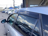 人気の用品、ドアバイザーが装着されております。雨の日でも換気が出来て本当に便利です!