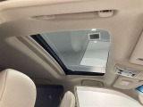 開放感たっぷりのサンルーフ付きです。車内が明るくなり、ドライブの気分も一段と高まります。