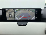 360&deg;ビューモニターでは、両サイドとフロント、バックカメラの合成で、あたかも上空から見下ろした様に周囲を確認して頂けます。駐車場だけでなく、T字路等でも活躍のアイテムです!