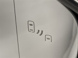 ブラインドスポットモニター(BSM)を装備しています。隣を走る車両が死角に入るとミラー内LEDインジケーターが点灯。さらに、ウィンカーを出すとインジケーターが光って点滅して注意を促してくれます。