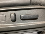 フロントシートには電動パワーシートを採用★ポジションを快適な位置に調整できます。