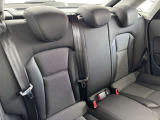 ●リアシート『フロントシート同様に固めの座り心地でホール性の高い設計。コンパクトボディながらも膝前スペースもしっかり確保されています。2人乗車可能』