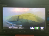 【バックカメラ】運転が苦手な方も車庫入れラクラクです!ギアをリバースに入れれば自動的に切り換わりますので、面倒な操作は不要です♪狭い駐車場もお車を傷つけず安心ですね!