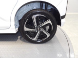 【タイヤ・ホイール】タイヤの溝も十分にあり、そのまま安心してお乗りいただけます。ホイールの隙間まで清掃されており、清潔感のある足元です。お出かけが楽しみになるような仕上がりです。