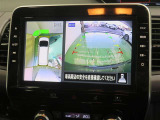 パノラミックビューモニター搭載。カメラで車両周囲の状況を映し出すため、狭い場所での駐車などに役立ちます。