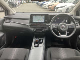 すっきりした運転席周りにはナビやエアコンの操作パネルを設置しておりますので、お一人での運転でもご安心できます。
