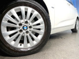 ●純正16インチアルミホイール:輸入車ならではの卓越した走りを支えるホイールと足回りです!日本車の走りに慣れている方にもぜひ体感して頂きたいほど、高いレベルでまとまっています!