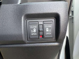 後席の両側のスライドドアのスイッチにまります!運転席から楽々に開閉できます!