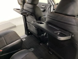 運転席・助手席の背もたれには、2列目シート用にカップホルダー付きの「格納式のシートバックテーブル」を装備しています。休憩時のちょっとした時間などカップを置いたり、小物置きに使えて便利です。