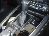 シンプル且つ上品なシフトレバーとコンソールで優越感に是非浸ってください。