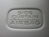 サイドカーテンエアバックシステムは、側面衝突時に大人から子供までさまざまな体格の乗員の頭部や頚部を広範囲で保護。特にセンターピラーへの頭部衝突を防ぐ展開性能を実現しています。