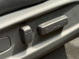運転席にはパワーシートが装備されております♪