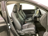 広い足元にゆったり座れるシートには肘掛けも装備しており長距離の運転でも疲れにくくなってます。女性でも運転がしやすいように、シートの高さ調整機能(シートリフター)がついています。