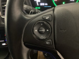 ハンドルにオーディオ操作ボタンがございます。視点を移さずハンドルから離すことなくチャンネルや各オーディオの切り替えやボリューム調整ができますので安全運転にも役立ちます。