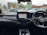 すっきりした運転席周りにはナビやエアコンの操作パネルを設置しておりますので、お一人での運転でもご安心できます。