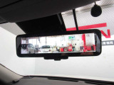スマートルームミラーも付いています。後方ピラーや荷物、後席に同乗している方や曇りなど視界が遮られた場合でも後方カメラからの映像で安全確認をすることができます。