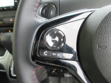 ハンドルにオーディオの操作スイッチが装備されています!視線を前方から外さずハンドルから手を離さずに操作できるのでとっても安全ですね♪
