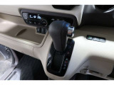 インパネシフトだから視線の移動も少なく足元もスッキリ♪運転席もゆったりしているのでゆとりを持ってドライブできますね!