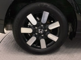タイヤは【純正アルミホイール】でスタイリッシュ