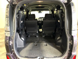 後席を格納すると、これだけの広さが!シーンに合わせたシートアレンジで、大きな荷物も積むことが出来ます♪